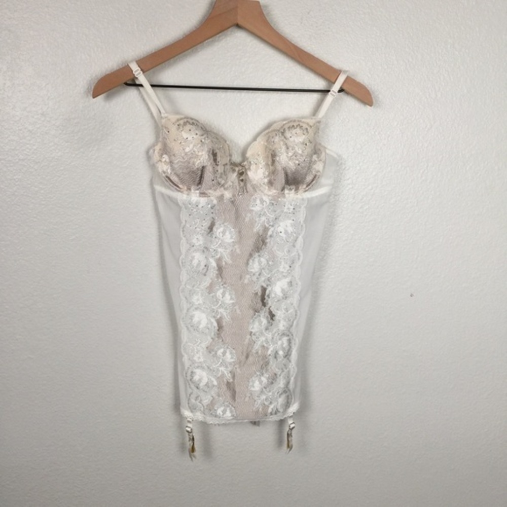 VICTORIA SECRET WHITE AND BEIGE LACE CORSET STYLE TOP